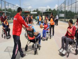 Engelli sorunlarını yaşayarak öğrendiler