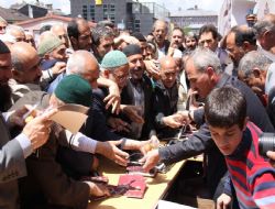 ERİHDER kitap dağıttı