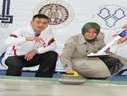 Gül curling antrenmanını izledi