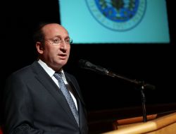 AÖF kıyafeti sorguladı