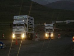 Göçerler kamyonlarla geldi..!