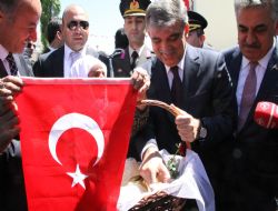 Şerife Nine'den bayraklı hediye