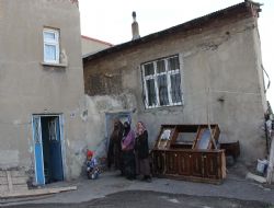 Üç aile yardım bekliyor