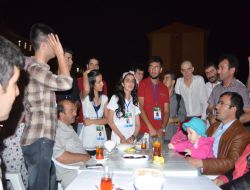Gönüllü liderlerden anlamlı iftar yemeği 