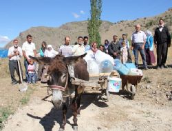 Eşek sırtında su taşıyorlar
