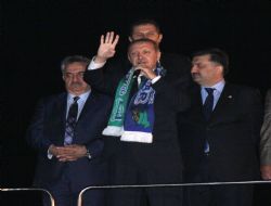 Erdoğan Rizelileri Rabia selamı ile selamladı