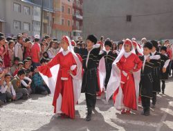 Okula şenlikle başladılar