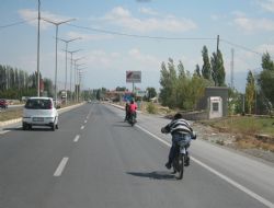 Bu gençleri ikaz eden yok mu?