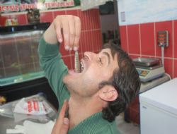 Şifa için alabalığı canlı canlı yutuyor