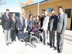 Arkadaşları için tekerlekli sandalye aldılar