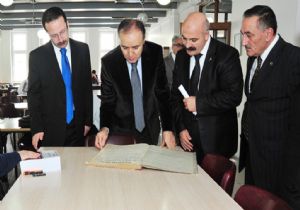 Altıparmak, ‘Şarkın Sesi'ni ilgiyle inceledi