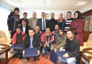 Gazetecileri plaketle kutladılar