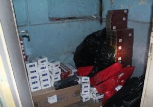Çaldıkları kaçak sigaralarla yakalandılar