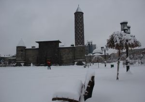 Erzurum'da kar sevinci