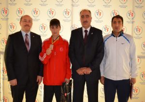 Tavşan,  İsveç'ten madalyayla döndü