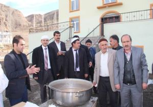 Fedakar imam sevincini cemaatle paylaştı