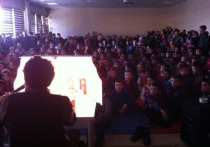 Hayali Burulay'dan Hacivat-Karagöz gösterisi 