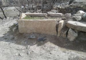 Şehitler Gününde Narman'da yürek burkan görüntü