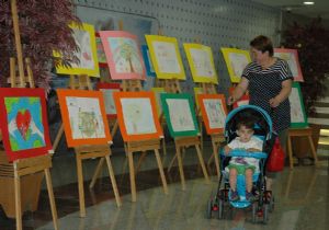 Öğrenciler resimlerle ailelerini anlattı