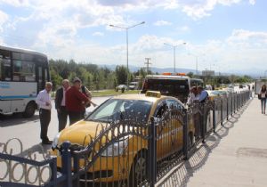 Otomobile çarpmamak için direksiyon kırınca...