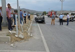 Pasinler yolunda otomobil takla attı: 4 yaralı