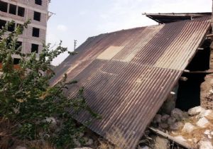Aşkale'de fırtına hayatı felç etti