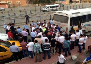 Ehliyeti alınan sürücü karayolunu trafiğe kapattı