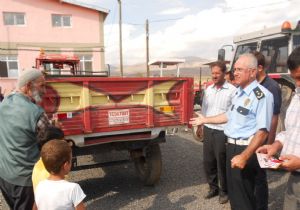 Emniyet Altınbulak'ta traktör sürücülerini bilgilendirdi