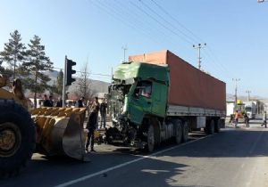 Freni patlayan Tır trafik ışıklarına çarptı