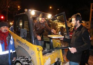 Karla mücadele ekiplerine tatlı destek