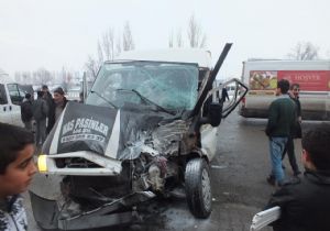 Yolcu otobüsü öğrenci servisine çarptı: 8 yaralı