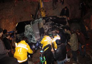 ESKİ aracı menfeze düştü: 1 ölü