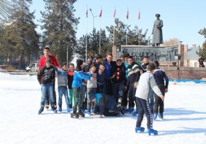 Havuzbaşı'nda paten gösterisi