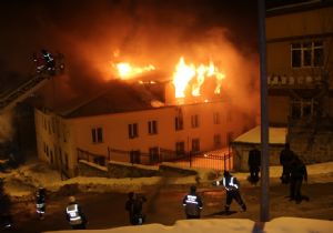 Boşaltılan yurt binasında yangın