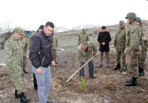 Oğlunun şehit düştüğü yeri ziyaret etti