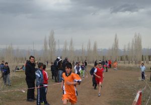 100 atlet seçmelerde yarıştı