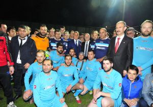 Terim onuruna sahaya çıktılar