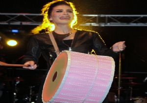 İrem Derici hayranlarıyla buluştu