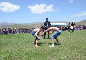 Erzurumlu pehlivanlar Karaurgan'da çayıra çıktı