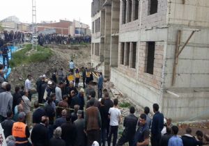 İnşaat iskelesi çöktü: 1 ölü, 2 yaralı 