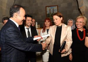 Sertifikayı eşinin elinden aldı