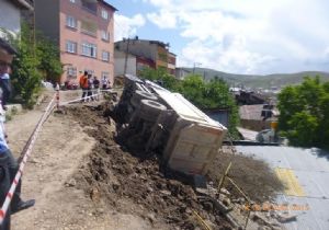Kamyon evin çatısına devrildi
