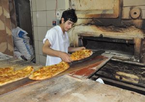 Ateş önünde ekmek sınavı