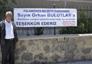 Bulutlara Pankartla Teşekkür