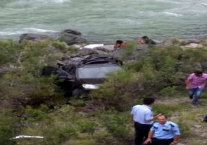 Uzundere-Yusufeli yolunda kaza: 3 ölü
