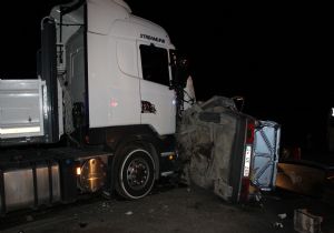 Otomobil Tır'ın altına girdi: 1 ölü