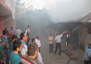 Çocukların yaktığı ateş bir evi kül etti 