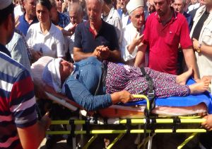 Şehit oğlunu sedyede uğurladı