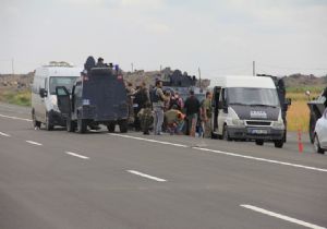 Polisleri taşıyan servis aracına saldırı: 1 yaralı