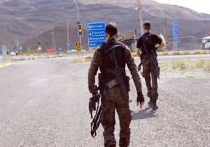 Yol kesen pkk  araçlara ateş açtı: 1 yaralı